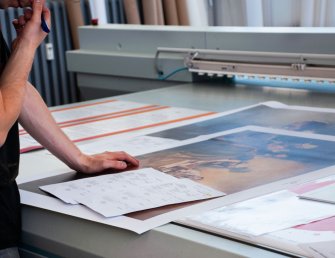 Large Format Printing Dai rotoli ai fogli, possiamo stampare su unampia gamma di materiali. Carta da parati, fogli di PVC, AluDibond, Forex e lino sono tra i materiali che possono essere stampati.